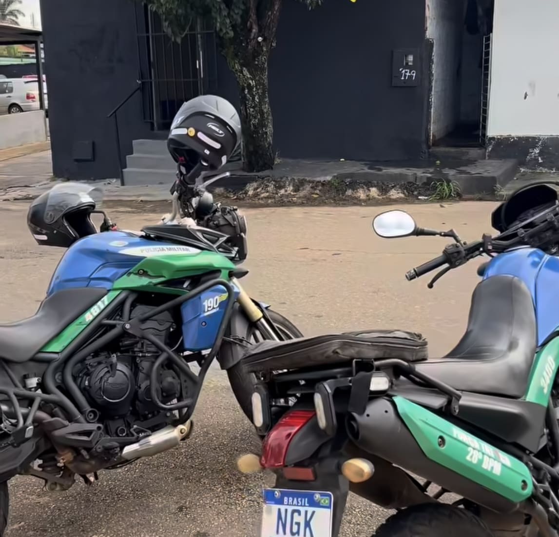 Imagem motos da policia militar em frente o local do crime