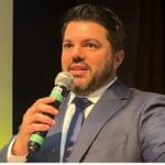 Imagem prefeito Márcio Corrêa com microfone na mão