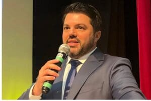 Imagem prefeito Márcio Corrêa com microfone na mão