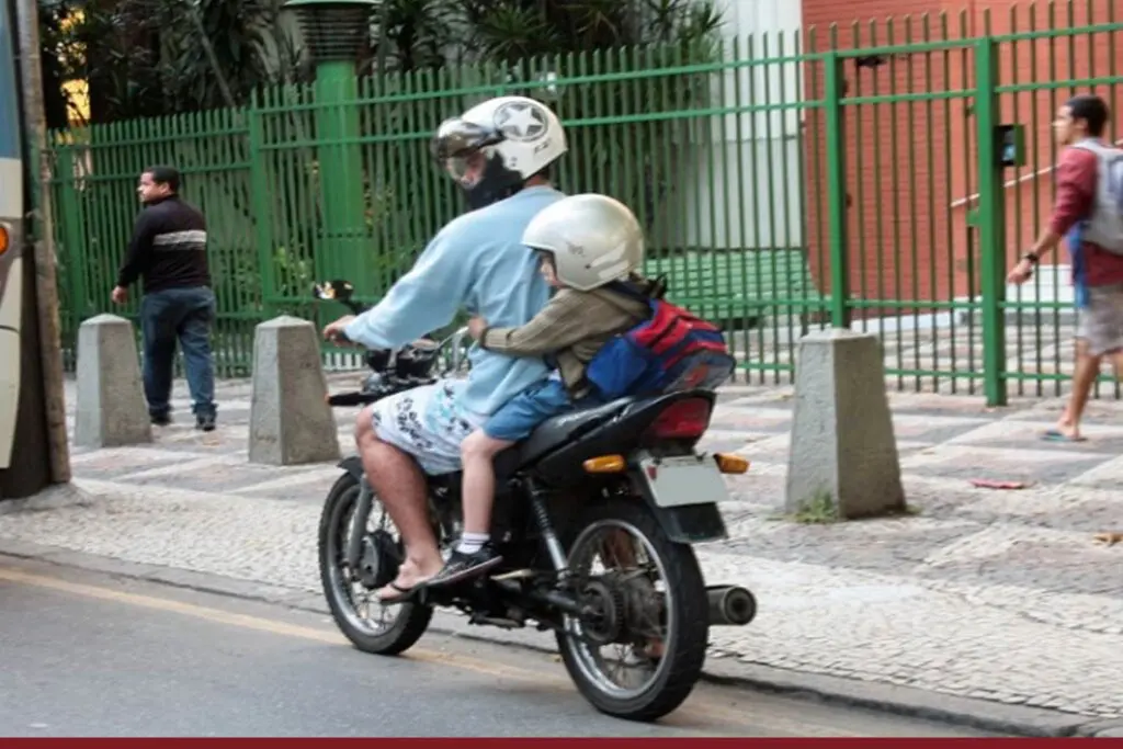 Imagem motociclista com criança na garupa