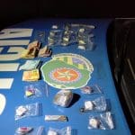 Imagem de Drogas no capô da viatura da policia militar