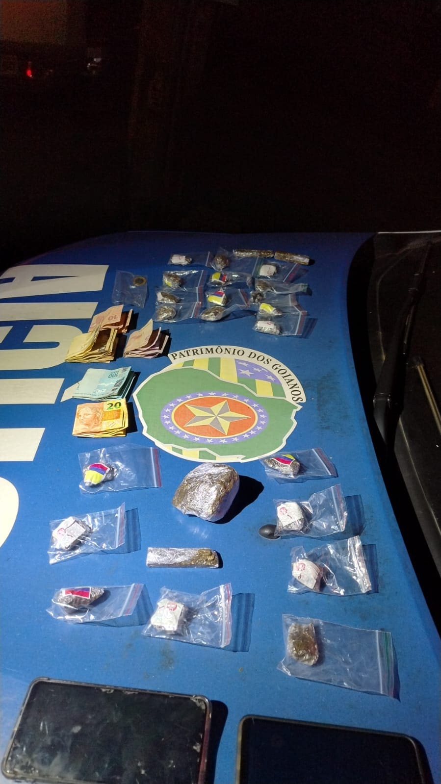 Imagem de Drogas no capô da viatura da policia militar