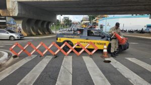 Imagem veiculo CMTT Interdição avenida Goiás com a Brasil