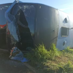 Imagem ônibus tombado na rodovia