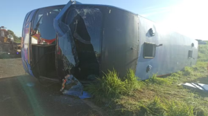Imagem ônibus tombado na rodovia