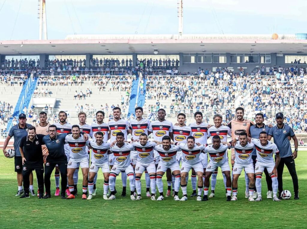 Imagem do time do Anápolis Futebol Clube perfilado para foto