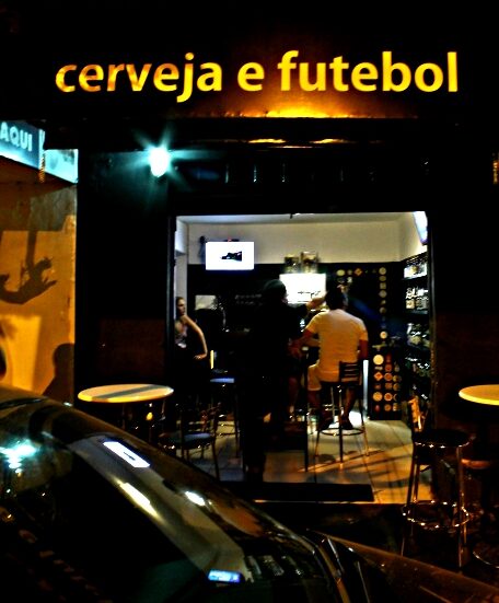 Imagem bar em Anápolis, escrito na fachada: Cerveja e Futebol