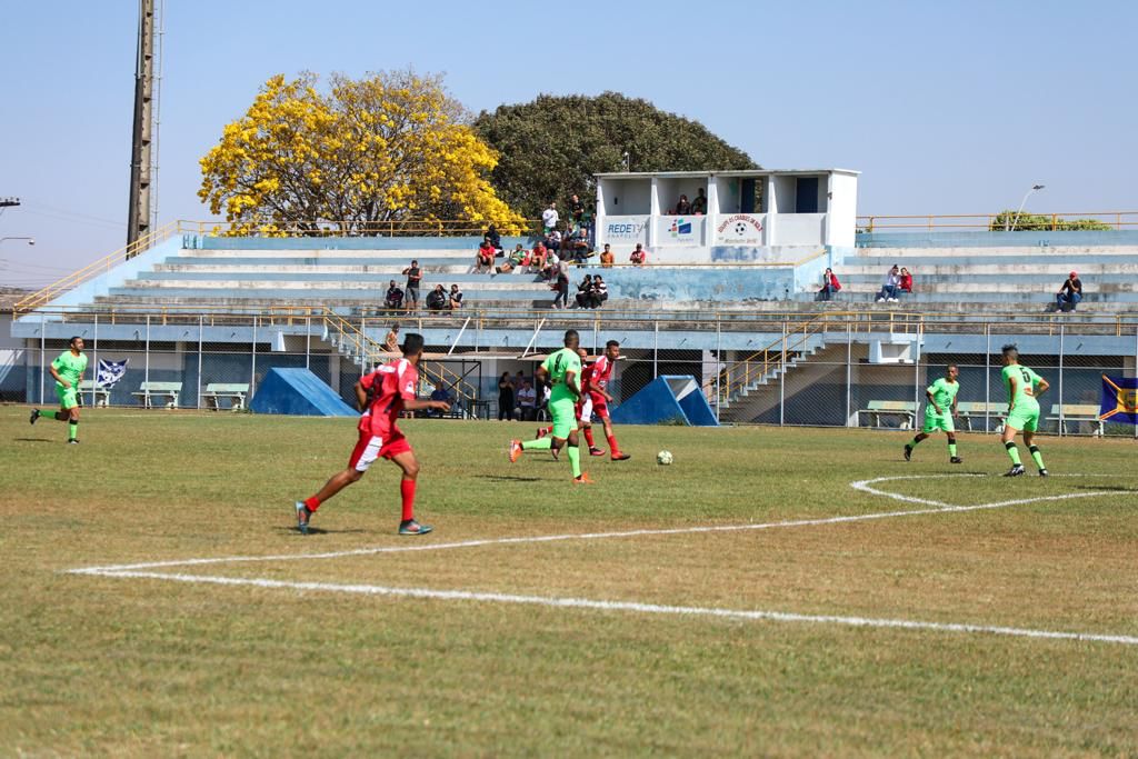 Imagem jogadores em campo no estádio Zeca Puglise em Anápolis