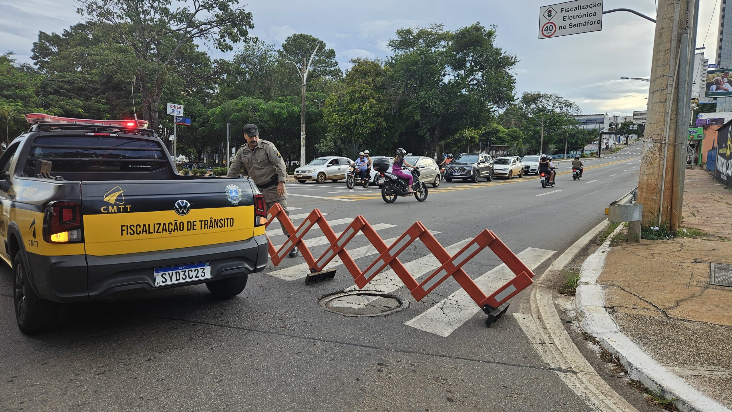 Imagem Veiculo CMTT na Avenida Goiás