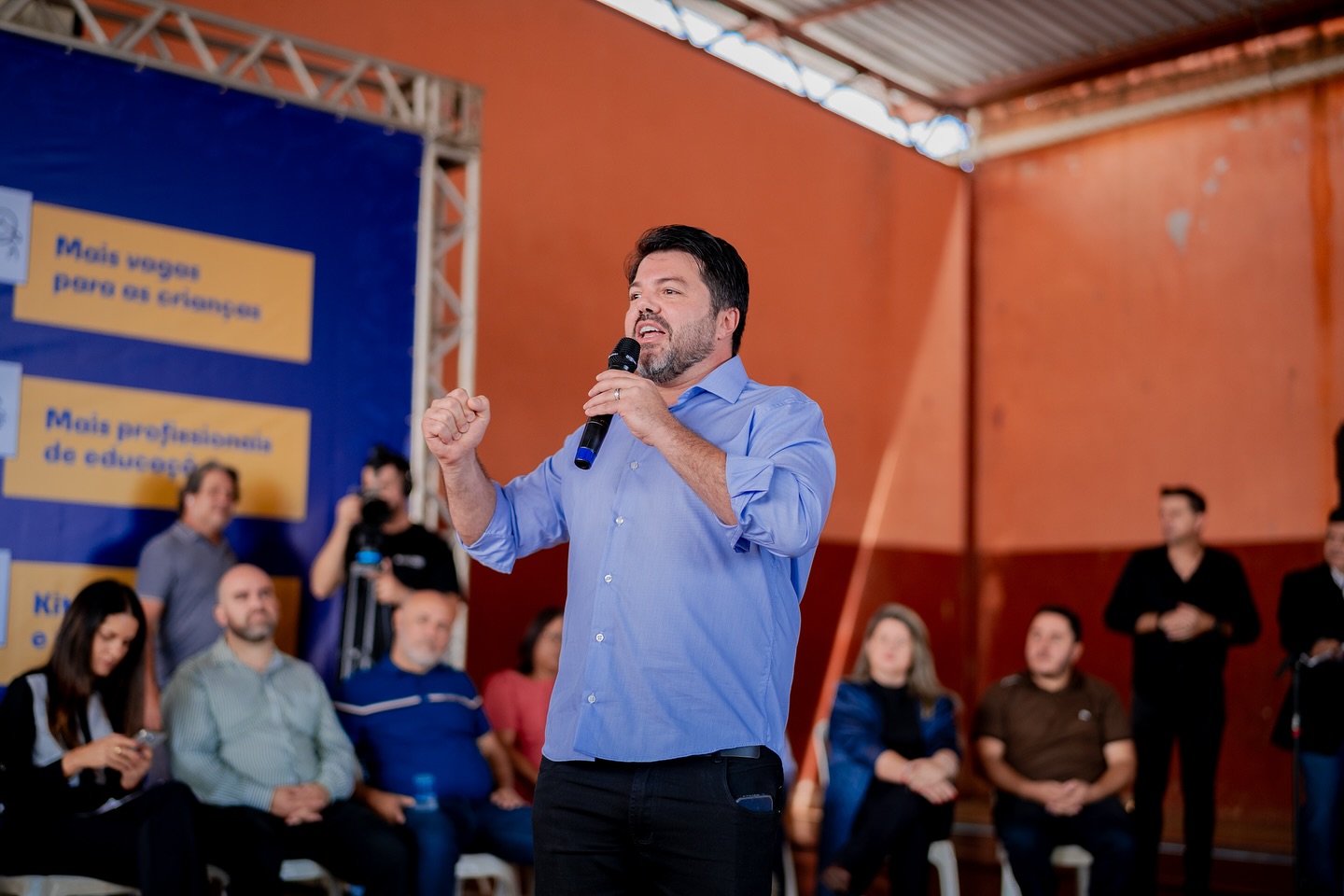 Imagem Marcio Correa segurando um microfone