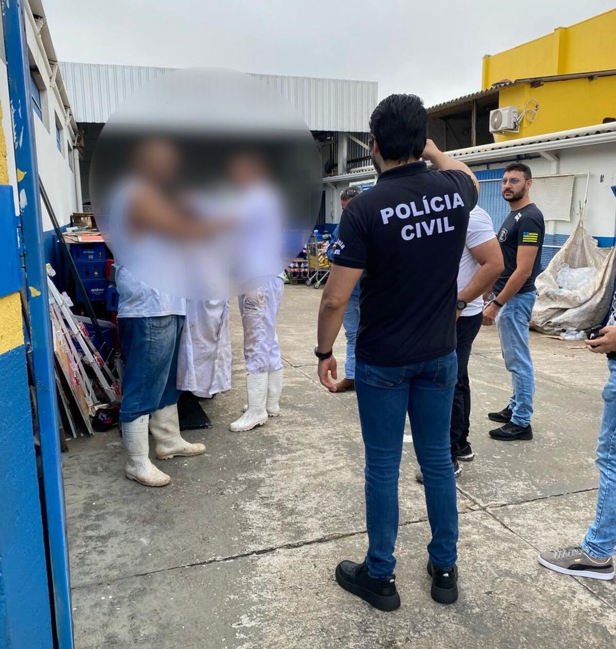 Imagem operação da policia civil em supermercado