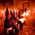 Imagem homens encapuzados com tochas nas mãos