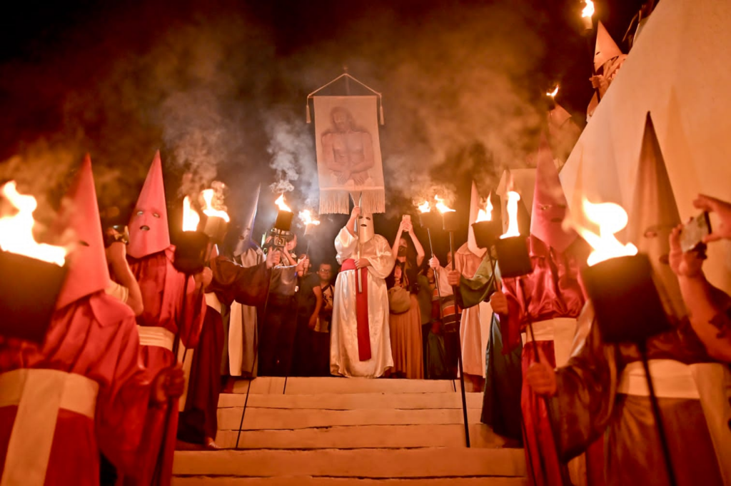 Imagem homens encapuzados na procissão do fogaréu