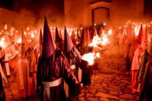 Imagem homens encapuzados com tochas nas mãos