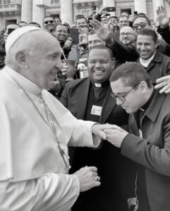 Imagem Padre Rafael Bueno com Papa Francisco