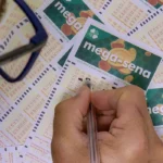 Imagem pessoa preenchendo cartela da mega-sena