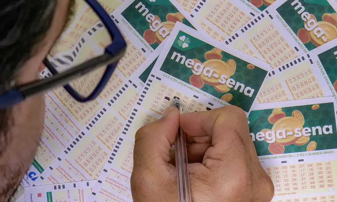 Imagem pessoa preenchendo cartela da mega-sena