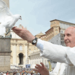Imagem Papa Francisco com pomba