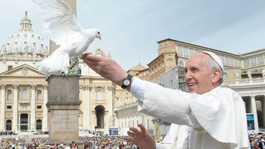 Imagem Papa Francisco com pomba