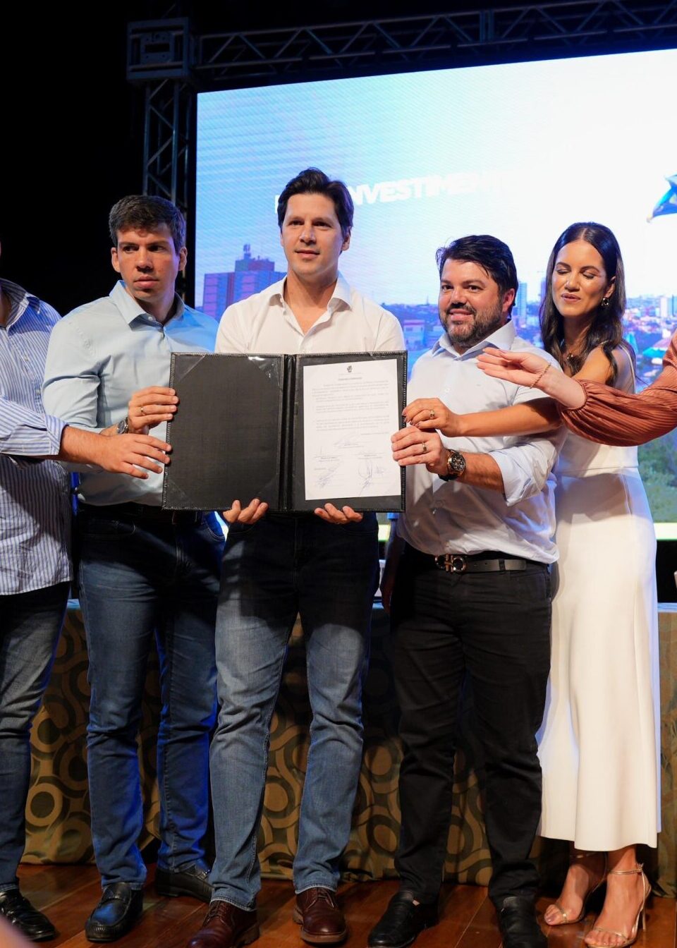 Imagem Daniel vilela e outros políticos segurando ordem de serviço