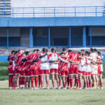 Imagem jogadores da Anapolina abraçados durante treino