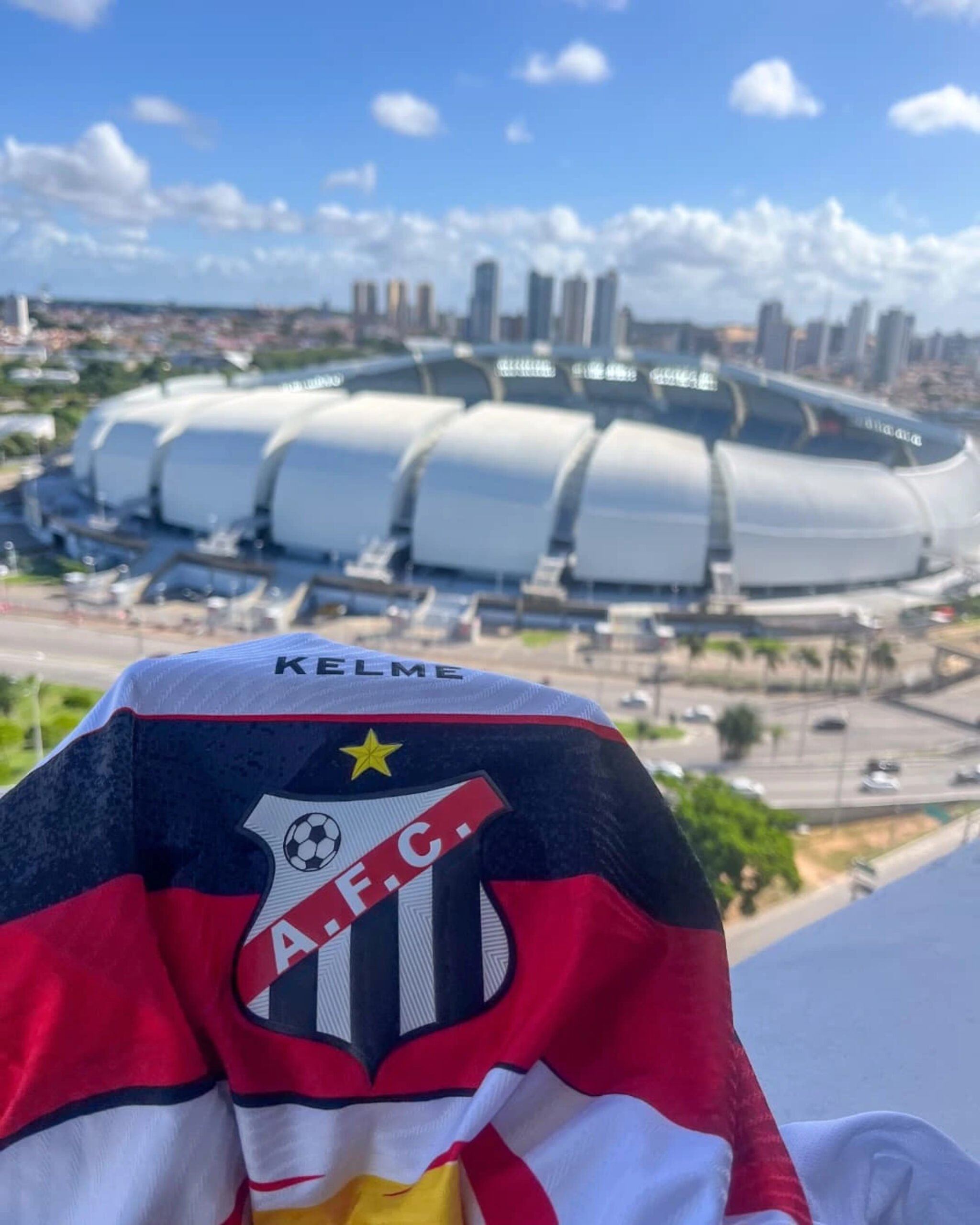 Imagem Arena das Dunas e camisa do Anápolis Futebol Clube