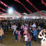 Imagem Arraiá do Seminário em Anápolis, aparece pessoas dançando com roupas típicas de festa junina