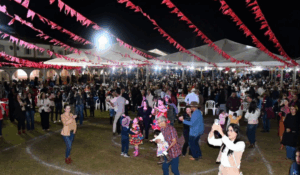 Imagem Arraiá do Seminário em Anápolis, aparece pessoas dançando com roupas típicas de festa junina