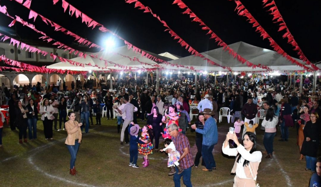 Imagem Arraiá do Seminário em Anápolis, aparece pessoas dançando com roupas típicas de festa junina
