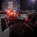 Imagem carros no cinema drive-in