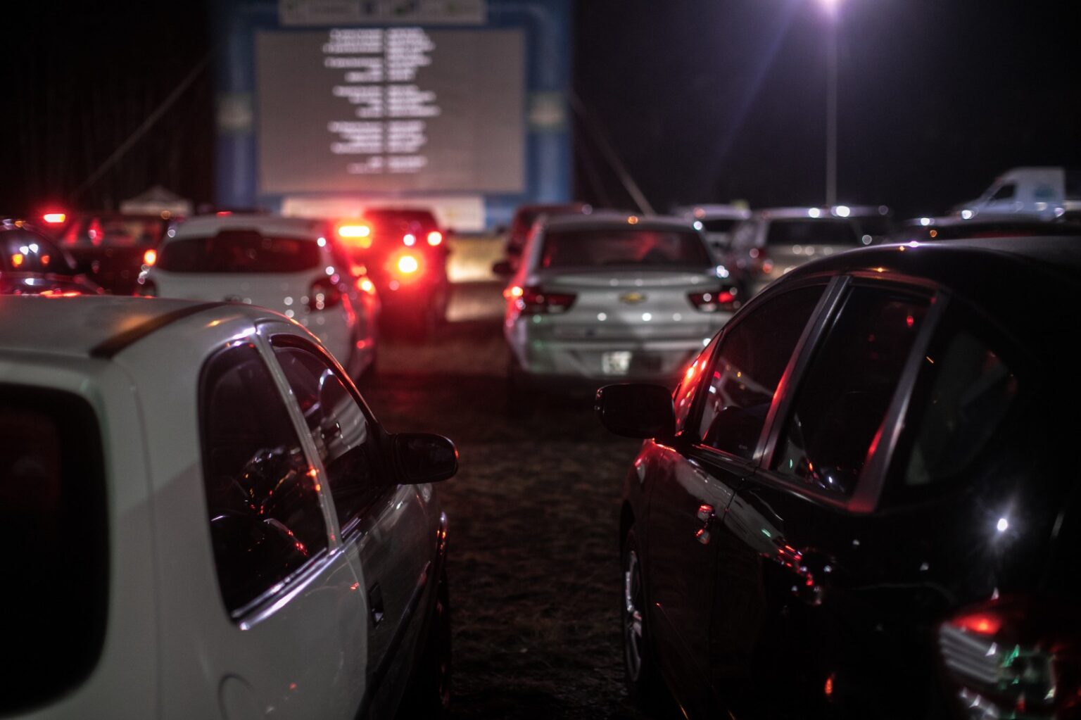 Imagem carros no cinema drive-in