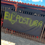 Imagem faixa colocada em frente Faixa Leviana Bar