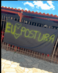 Imagem faixa colocada em frente Faixa Leviana Bar