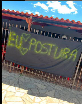 Imagem faixa colocada em frente Faixa Leviana Bar