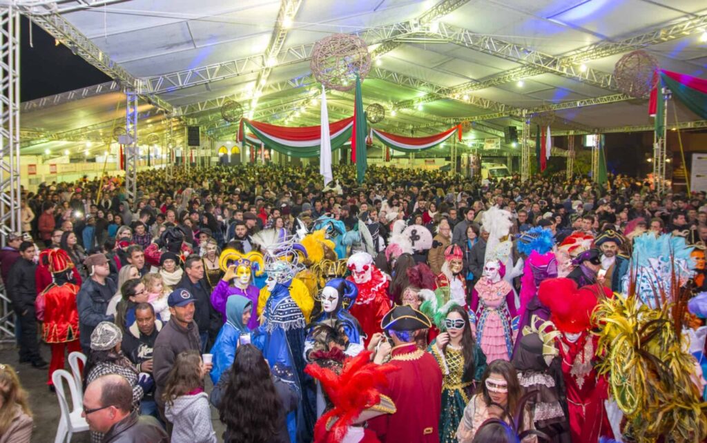 Imagem Festival Italiano Nova, pessoas mascaradas na festa