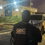 Imagem de policial com colete da GEIC
