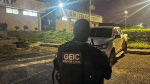 Imagem de policial com colete da GEIC