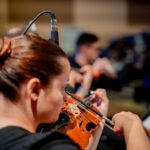 Imagem mulher tocando violino