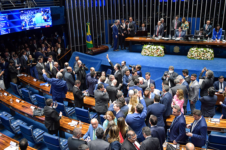 Imagem Senado Federal do Brasil, senadores aparecem em pé durante sessão