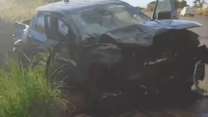 Imagem veiculo destruido após batida
