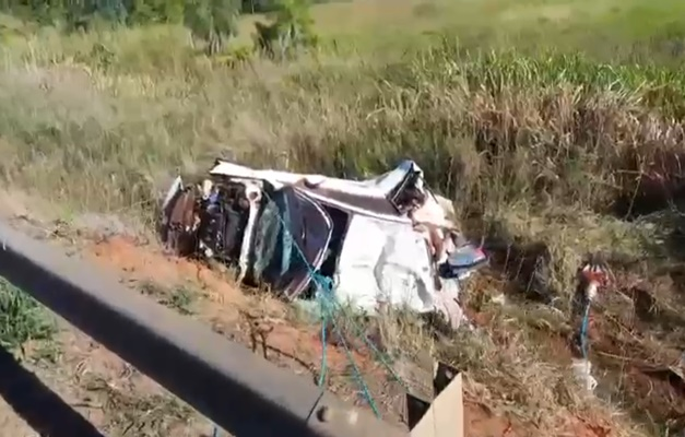 Imagem Carro capotado br 060