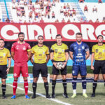 Imagem arbitragem e capitães de Anapolina e Grêmio Anápolis