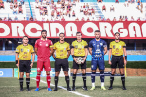 Imagem arbitragem e capitães de Anapolina e Grêmio Anápolis