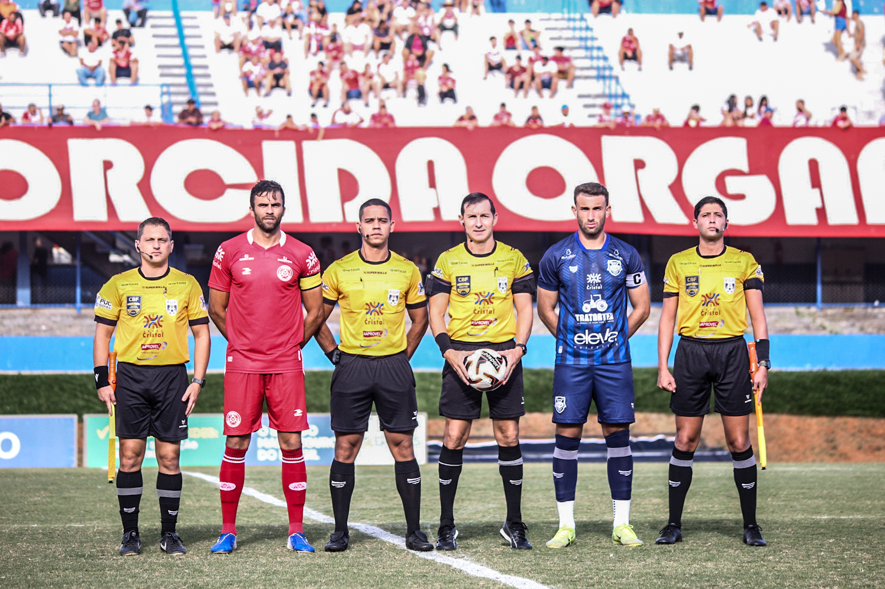 Imagem arbitragem e capitães de Anapolina e Grêmio Anápolis
