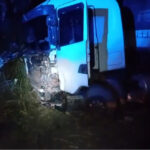 Imagem caminhão que colidiu na rodovia, está escuro e o caminhão está danificado