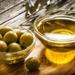 Imagem azeitonas em uma travessa de vidro e Azeite em outro recipiente