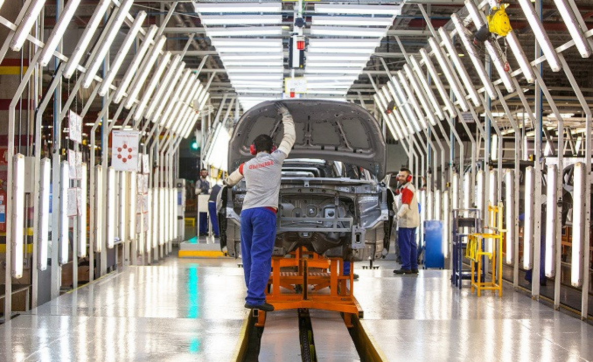 Imagem veiculo sendo montado por trabalhadores