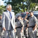 Imagem governador Ronaldo Caiado passando por policiais militares em forma e batendo continência