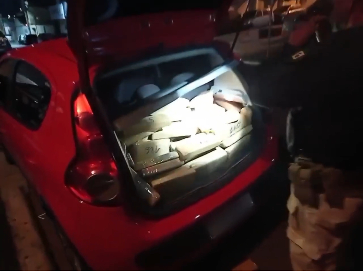 Imagem carro vermelho com o porta malas lotado com tabletes de maconha