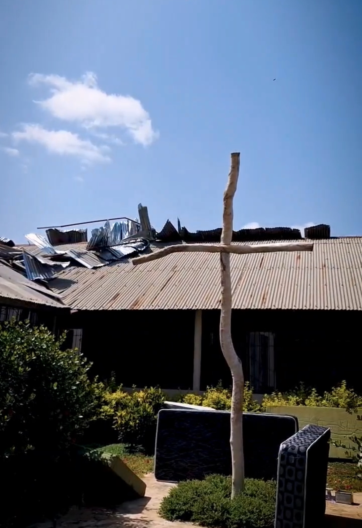 Imagem telhado destruído da Casa Nova Aliança África